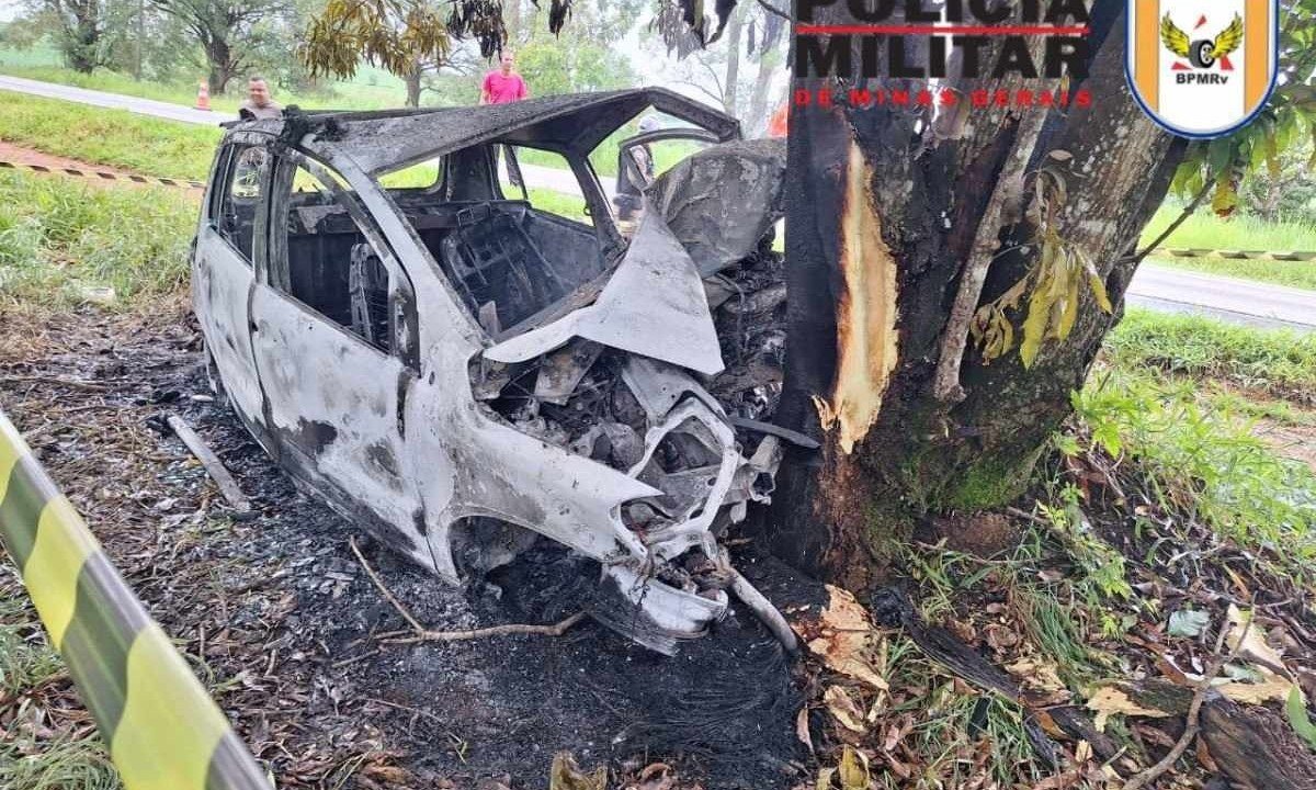 Motorista ficou preso às ferragens -  (crédito: PMRv)