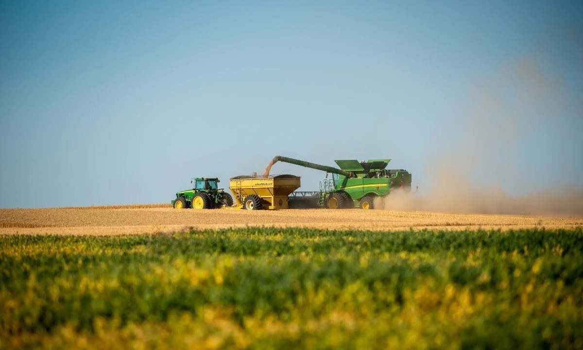 Trator opera no campo -  (crédito: rawpixel.com / U.S. Department of Agriculture)