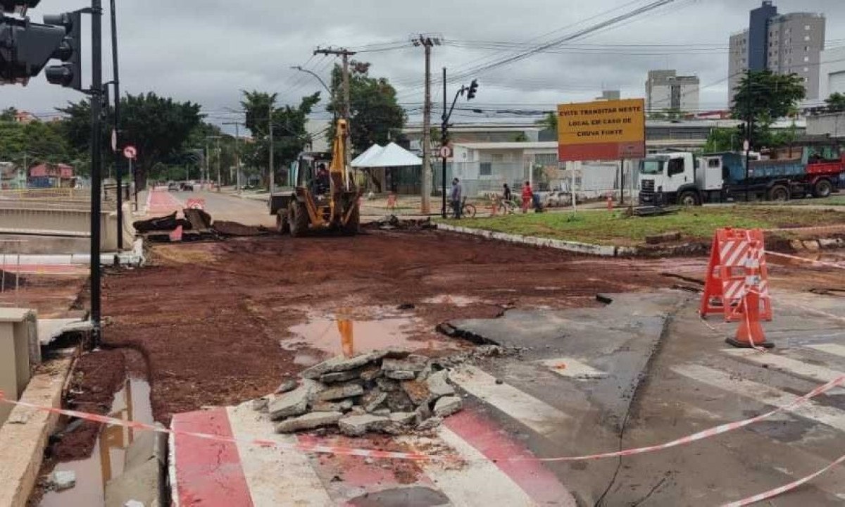 Avenida Heráclito Mourão de Miranda na altura do cruzamento com a Avenida Altamiro Avelino Soares -  (crédito: Jair Amaral/EM/D.A Press)