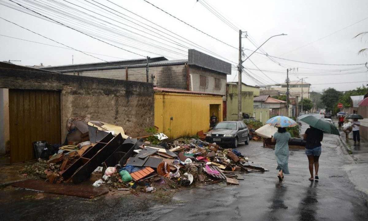 Em Contagem, ao longo da tarde deste domingo (31/12), foram registradas ocorrências de inundações e desabamento de residências -  (crédito: Túlio Santos / EM / D.A Press)