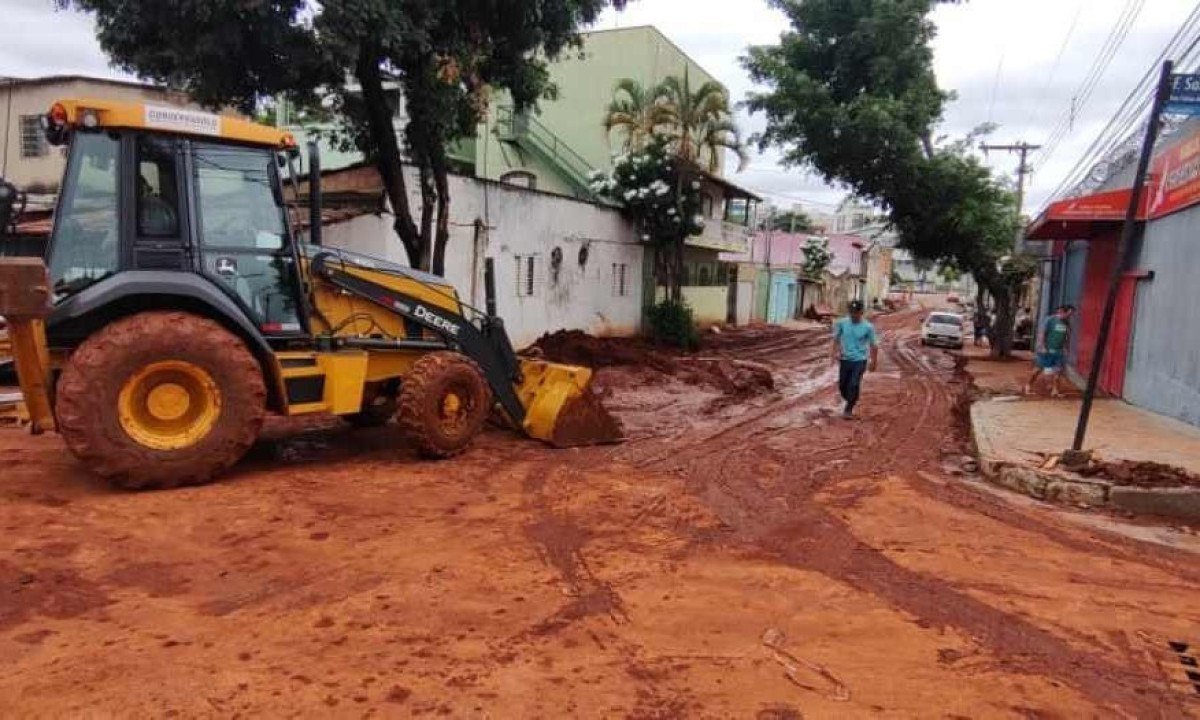 Rua Felício dos Santos, no bairro Santa Terezinha, na Região da Pampulha, foi tomada por lama -  (crédito: Jair Amaral/EM/D.A Press)
