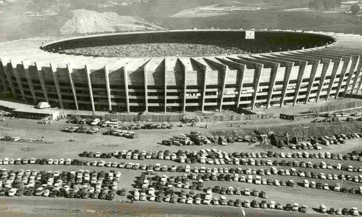 O Estádio Governador Magalhães Pinto, mais conhecido como Mineirão, na Região da Pampulha, foi responsável por colocar Belo Horizonte na rota oficial dos campeonatos brasileiros e internacionais -  (crédito: O Cruzeiro/Arquivo EM. 05/09/1965)