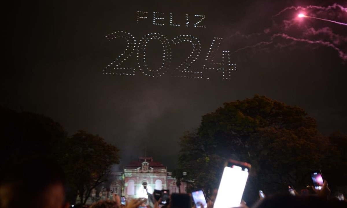Show de drones deu o tom da virada do ano na Praça da Liberdade

 -  (crédito: Tulio Santos/D.A. Press/EM)