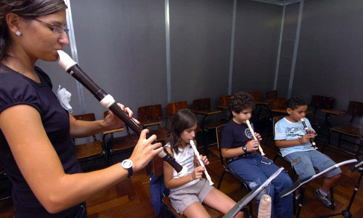 Crianças durante aula de flauta na Fundação de Educação Artística