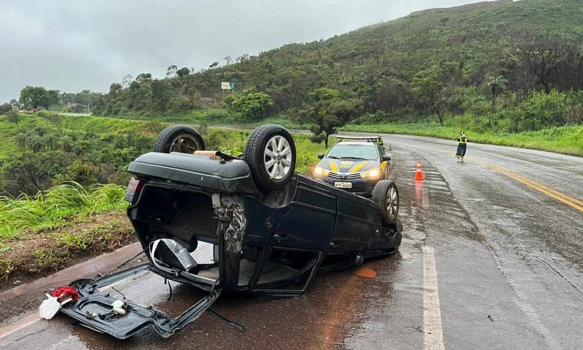 Motorista perdeu o controle do ve&iacute;culo e capotou na BR-381 -  (crédito: Wellington Barbosa/EM/D.A. Press)