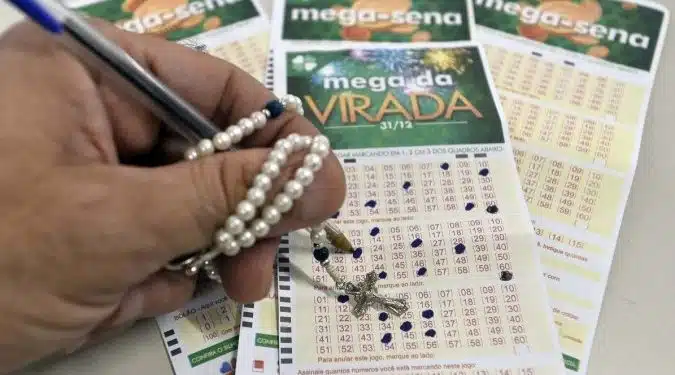 Mão com terço marca apostas da Mega da Virada -  (crédito: Minervino Jr/CB/DA Press)
