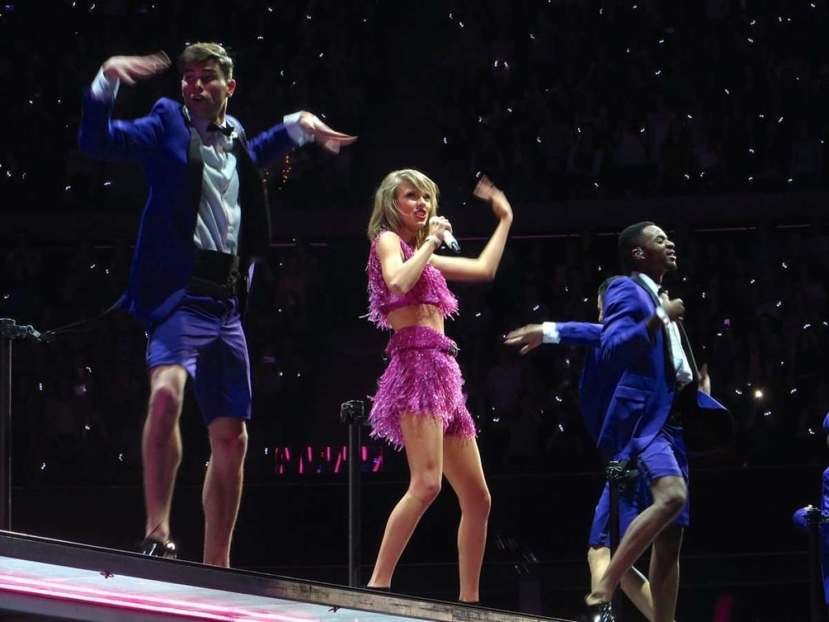 Taylor Swift supera Elvis e se torna artista solo com mais tempo em primeiro lugar