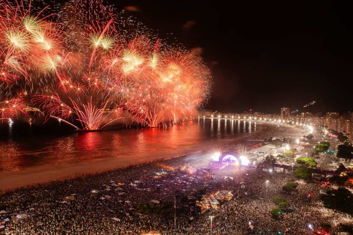 Milhares de pessoas recebem o ano-novo na praia de Copacabana
