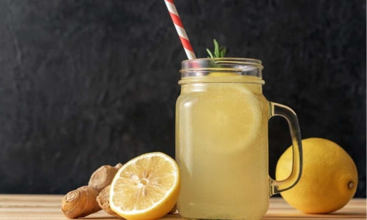 Suco de limão com gengibre  -  (crédito: Imagem: ZOLDATOFF | Shutterstock - EdiCase)