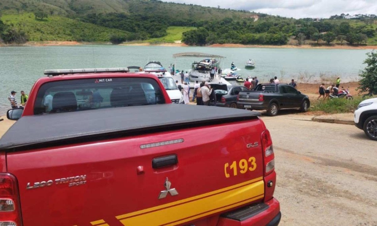 Helicóptero caiu no Lago de Furnas, em Capitólio, no Sul de Minas; dinâmica do acidente ainda não foi informada -  (crédito: CBMMG / Divulgação)