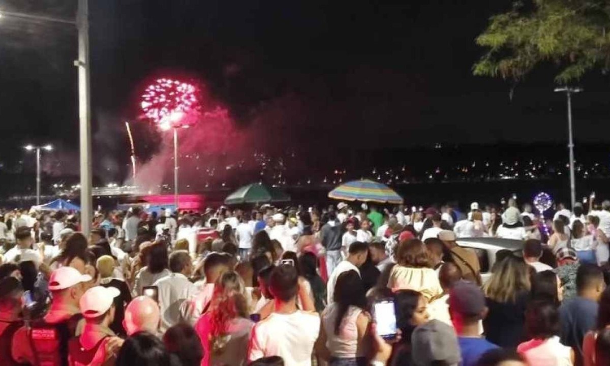 Show de fogos atraiu cerca de 15 mil pessoas para a orla da Lagoa Central -  (crédito: Divulgação/ arquivo pessoal)