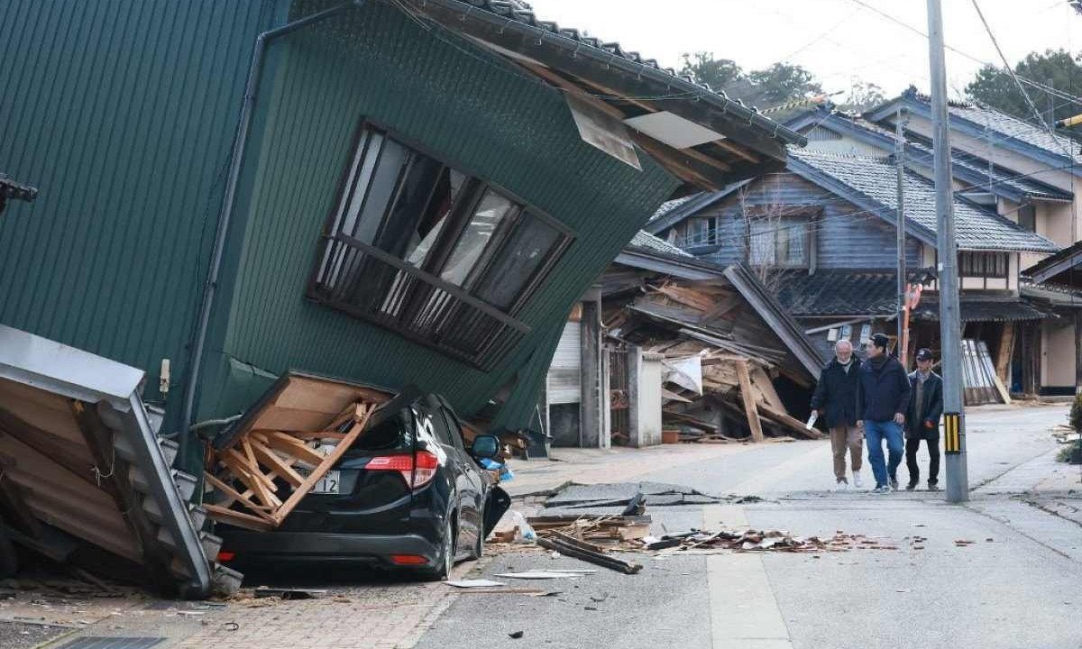 Casa tombou e atingiu carro em Nanao, no Japão, cuja região central foi atingida por terremoto
       -  (crédito: JIJI PRESS / AFP)