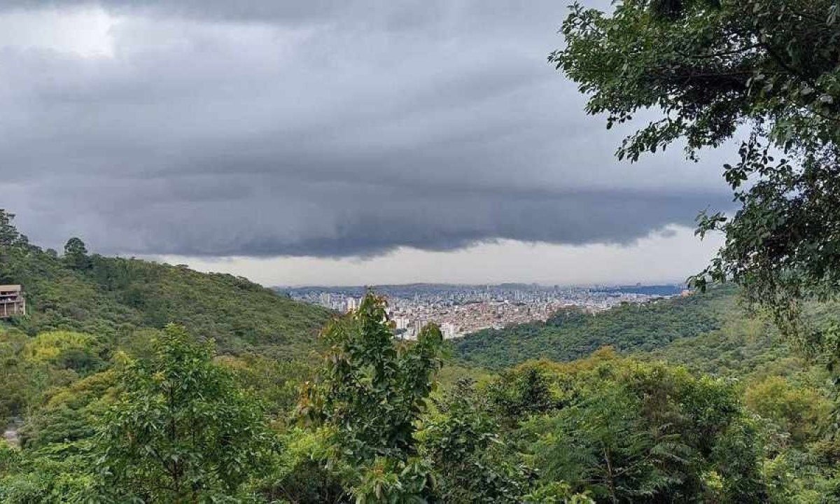 Chove forte em BH no primeiro dia útil de 2024  -  (crédito: Reprodução Redes Sociais  )