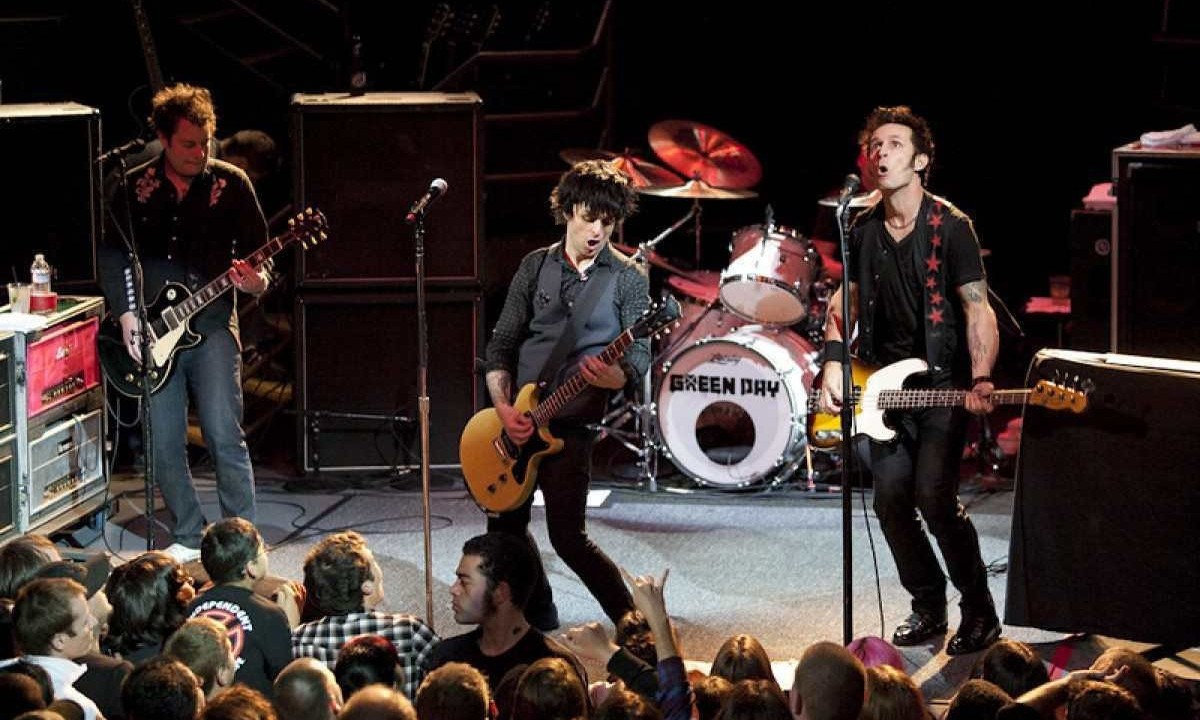 Green Day lançou crítica em música ao ex-presidente Trump, provável candidato na eleição deste ano -  (crédito: John Adams/Flickr)