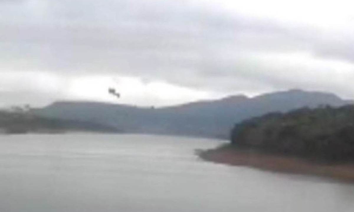 Helicóptero caiu no Lago de Furnas -  (crédito: Reprodução/Redes sociais)