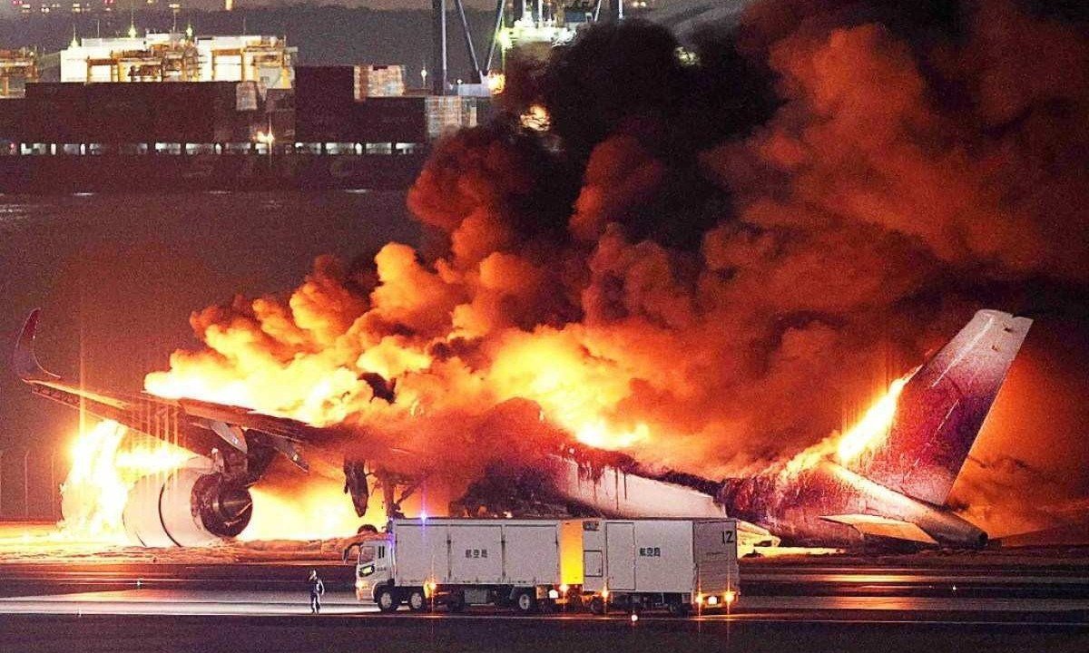 Incêndio consumiu a aeronave, que aterrissava em Haneda - (crédito: STR / JIJI PRESS / AFP)