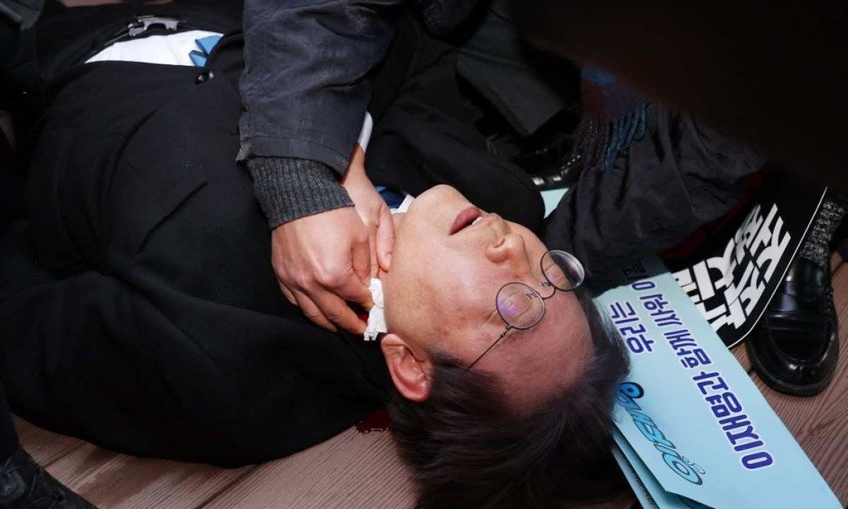 Lee Jae-myung é atendido depois de sofrer uma facada no pescoço -  (crédito: YONHAP / AFP)