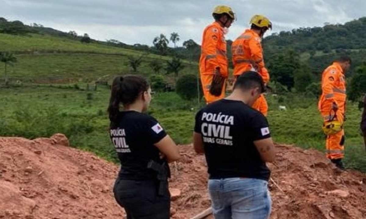 Corpo estava enterrado em bota-fora a mais de sete metros de profundidade -  (crédito: PCMG)