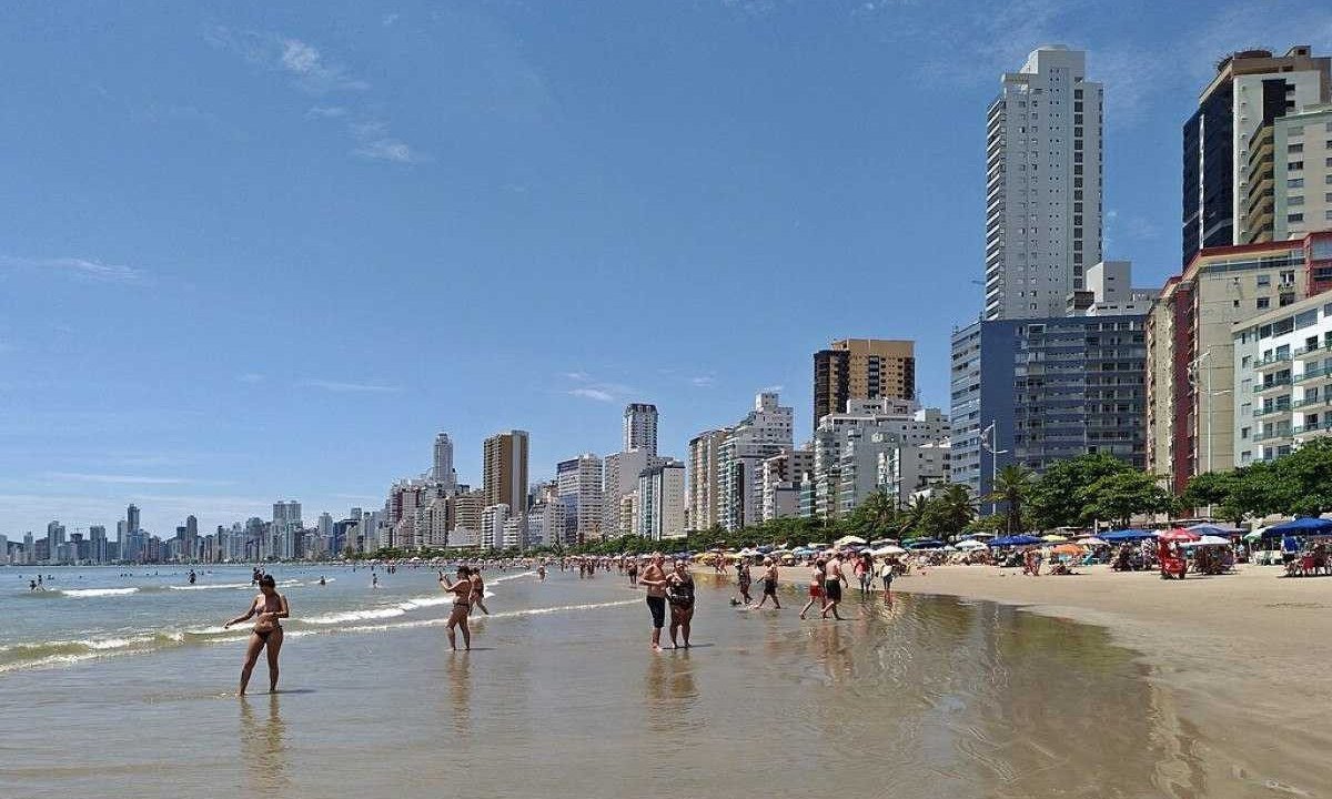 Faixa de areia de Balneário Camboriú teve de ser alargada -  (crédito: HVL/wikimedia commons)