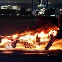 Colisão de dois aviões deixa cinco mortos no Japão - JIJI PRESS / AFP
