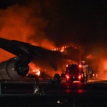 Veja imagens internas de avião que pegou fogo em Tóquio - Richard A. Brooks / AFP