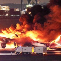 Incêndio em avião de passageiros em aeroporto de Tóquio - STR / JIJI PRESS / AFP