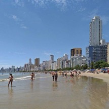 Cidades fazem corrida para alargar praias e projetam usar 12 Maracanãs de areia - HVL/wikimedia commons