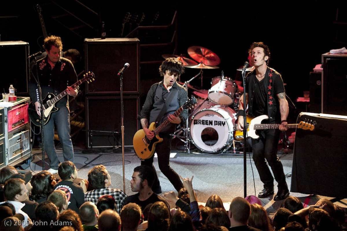 Banda Green Day troca verso de música para criticar Donald Trump durante show