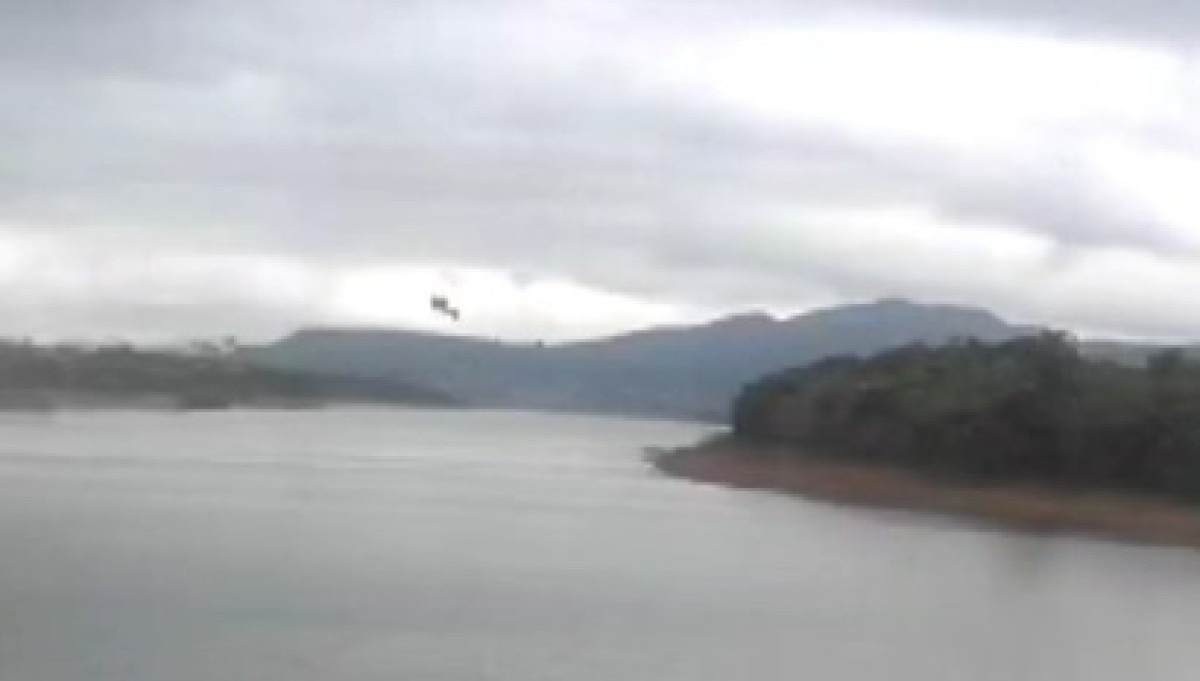 Vídeo flagrou momento da queda do helicóptero em Escarpas do Lago -  (crédito: Câmera de Segurança)