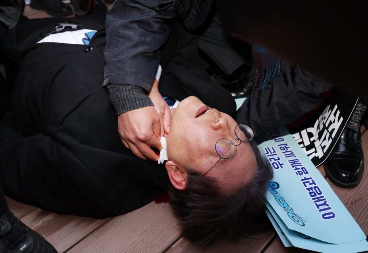 Político de oposição é esfaqueado no pescoço na Coreia do Sul