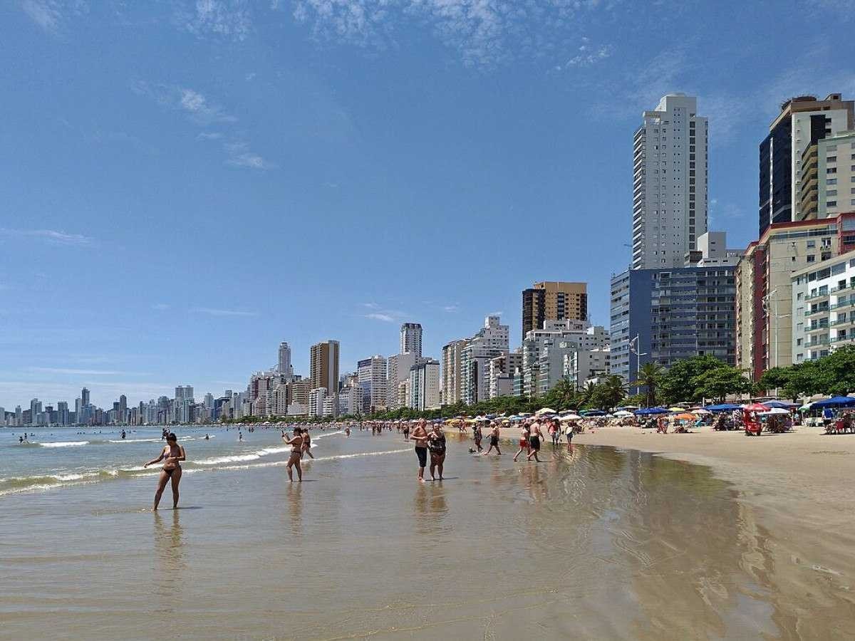 Cidades fazem corrida para alargar praias e projetam usar 12 Maracanãs de areia
