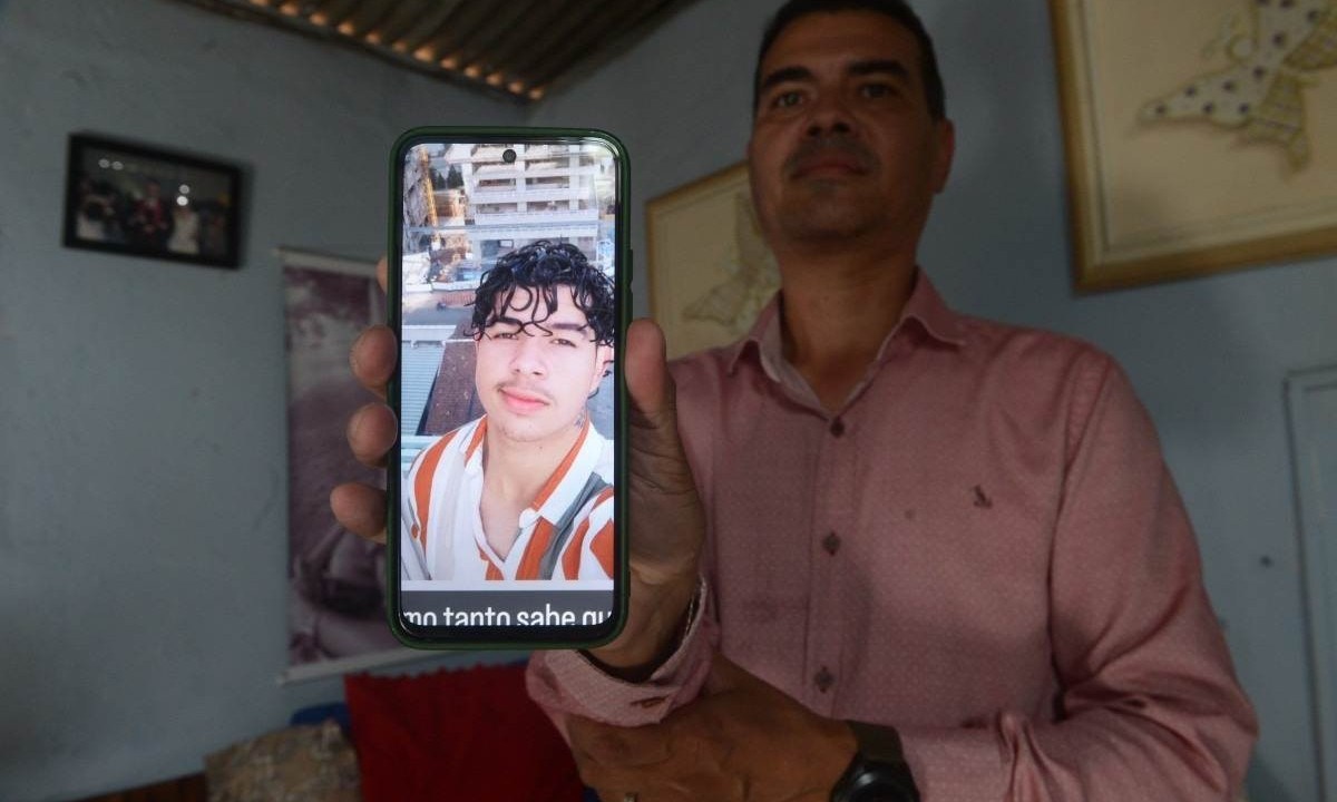  Os corpos dos quatro jovens encontrados mortos dentro de uma BMW, domingo, em Balneário Camboriú (SC), serão velados no Jockey Clube de Paracatu (MG). Na foto,  Leonardo Reis, tio do Nikolas. -  (crédito:  Ed Alves/CB/D.A Press)