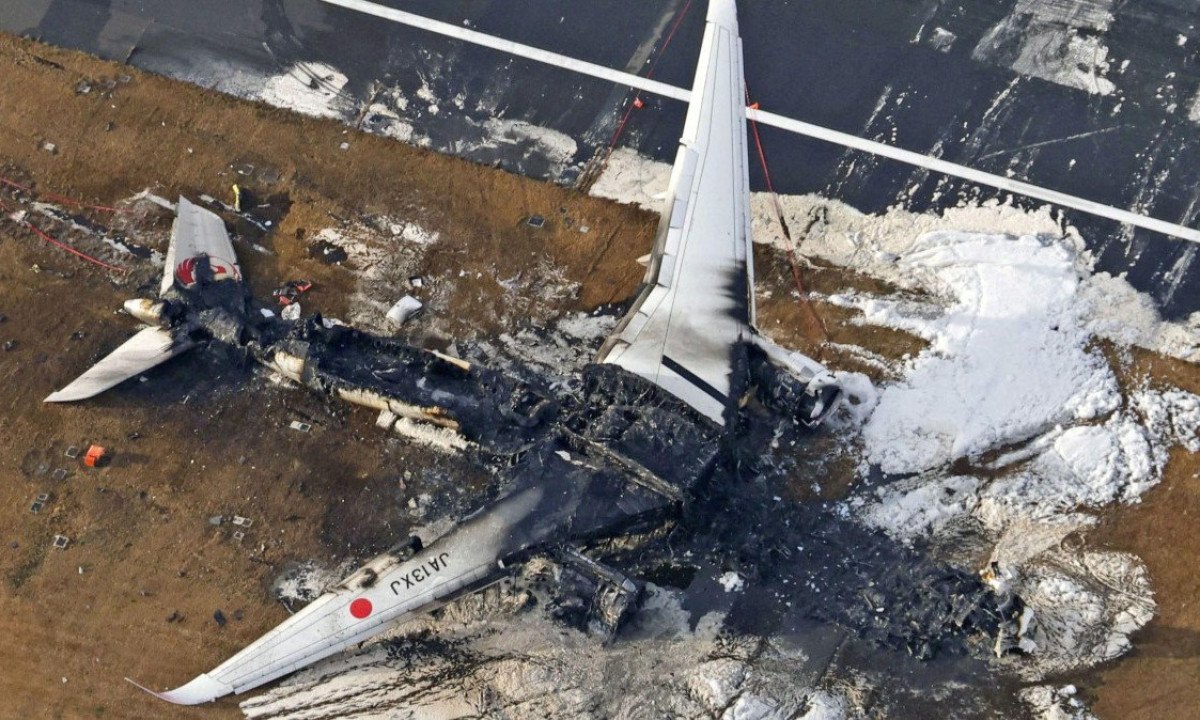 Passageiros e tripulantes conseguiram escapar antes de as chamas engolirem avião -  (crédito: Reuters)