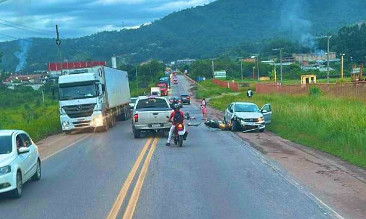 Motociclista foi socorrido pelo Corpo de Bombeiros para o Hospital João XXIII -  (crédito: Redes Sociais/Reprodução)