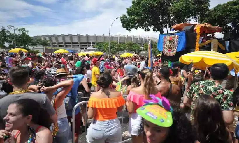 Foliões em bloco de carnaval com o Mineirão ao fundo, em Belo Horizonte -  (crédito: Alexandre Guzanshe/EM/D.A Press)