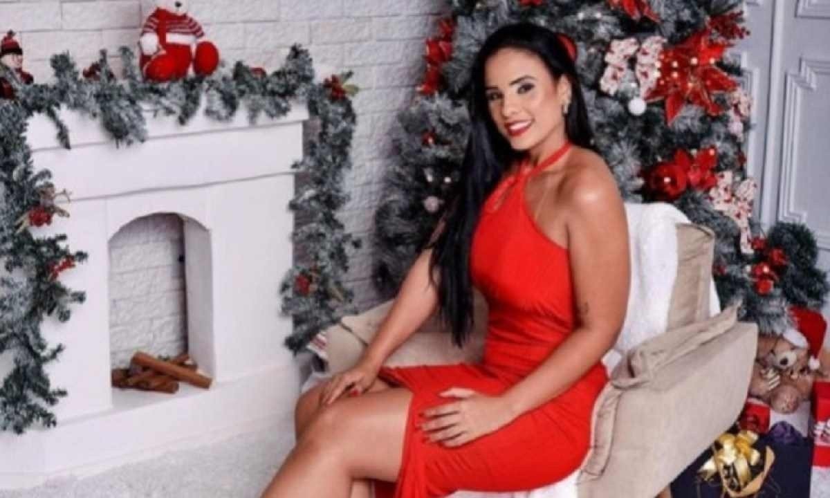 Thatiane em sua última foto, em casa, na comemoração do Natal -  (crédito: Redes sociais)