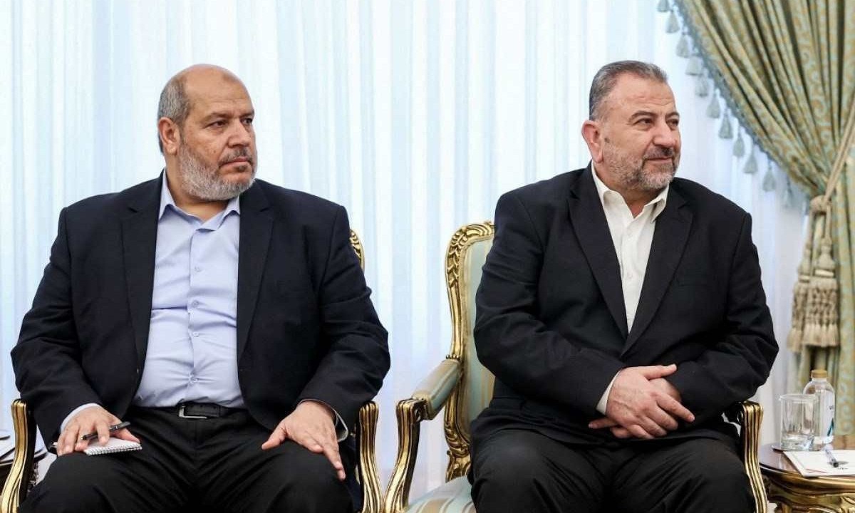  Saleh al-Aruri, à direita, e outro dirigente do Hamas em reunião no Irã -  (crédito: Presidência iraniana/AFP)