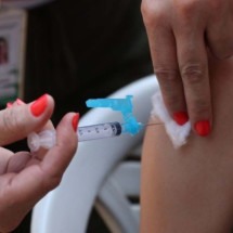 Dourados (MS) é a primeira cidade brasileira a vacinar contra a dengue - EBC - SAÚDE