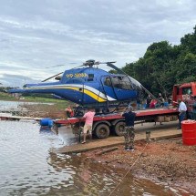 Helicóptero que caiu no Lago de Furnas, em Capitólio, é retirado pelos bombeiros - Corpo de Bombeiros/Divulgação