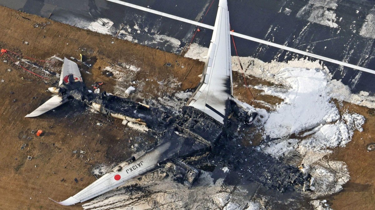 Como tripulação conseguiu evacuar 379 pessoas de avião em chamas no Japão