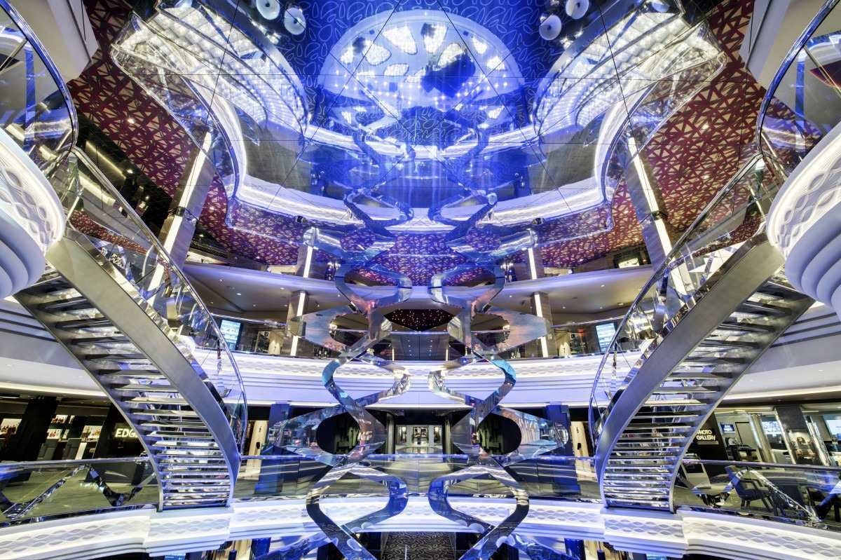Ao entrar no navio, o hóspede se depara com o Infinity Atrium, ponto de encontro e entretenimento      