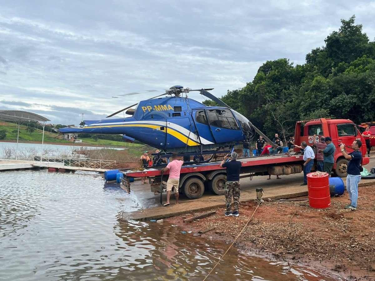 Helicóptero que caiu no Lago de Furnas, em Capitólio, é retirado pelos bombeiros