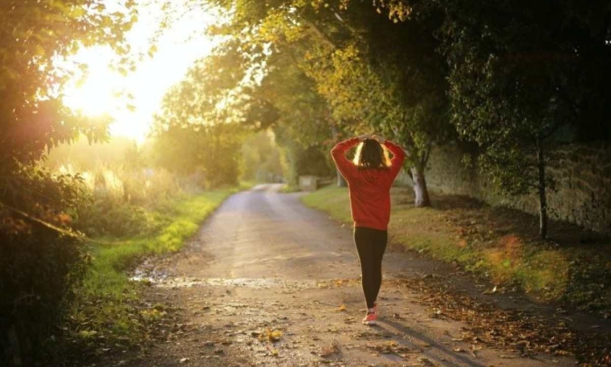 Pesquisadores notaram que quem caminhou ao ar livre demorou mais a querer fumar o próximo cigarro -  (crédito: Reprodução Unsplash)