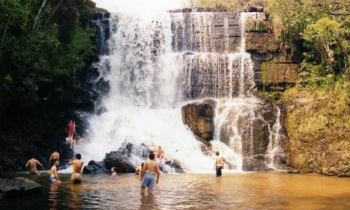 Turistas na Cachoeira da Fazenda, em Senge?s (PR) -  (crédito:  CARLOS A CARVALHO)