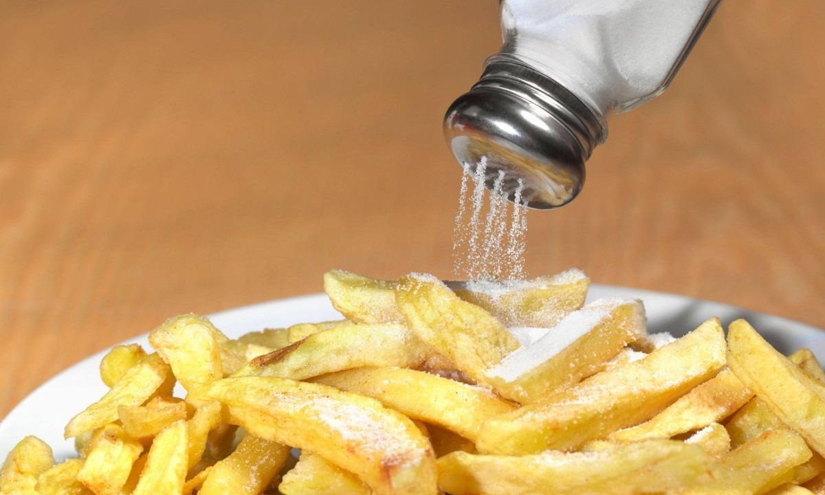 Ingestão de sal de mesa fornece 90% do sódio da nossa dieta, mas consumo exagerado traz riscos -  (crédito: Getty Images)