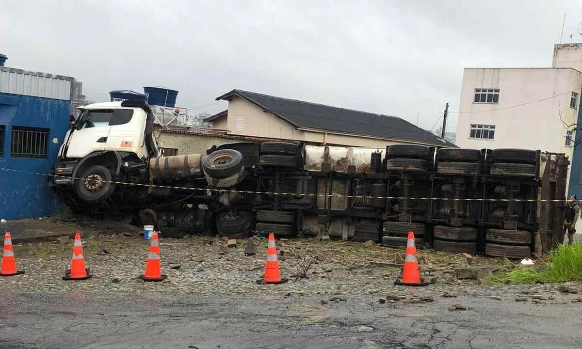 A carreta atingiu o muro de um lote e atravessou a casa -  (crédito: Amanda Quintiliano/EM/D.A/Press)