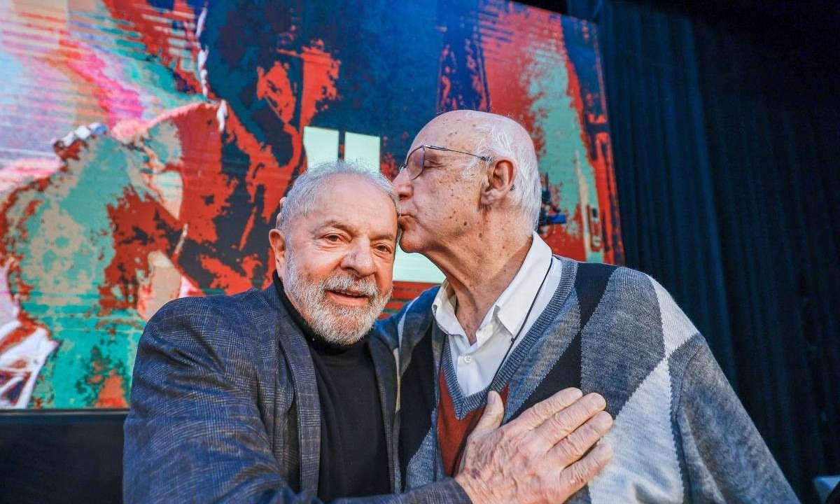 Lula e Padre Lancellotti se cumprimentam  -  (crédito: Ricardo Stuckert / PR)