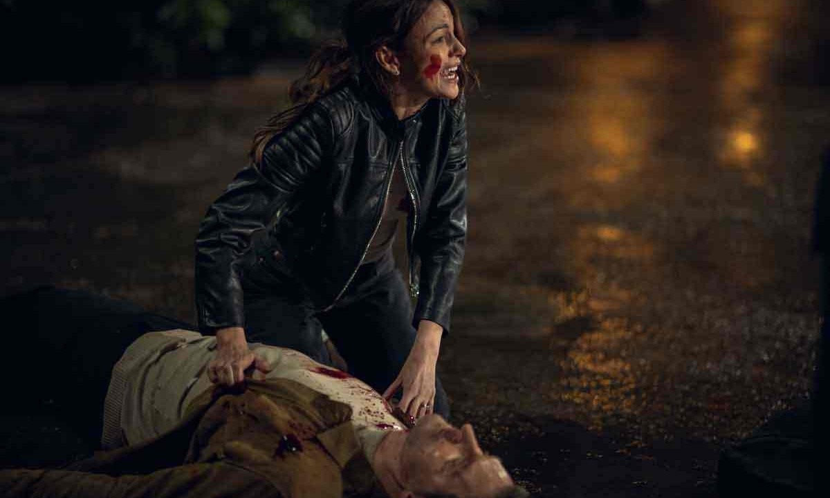 Maya Stern (Michelle Keegan) lida com bullying, assassinatos, filhos e sogra complicada -  (crédito: Netflix/divulgação)