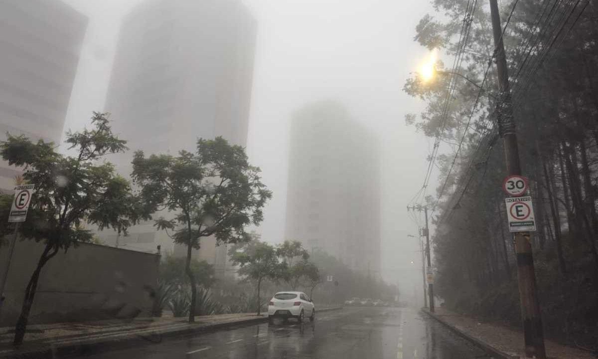 Manhã em BH é de tempo chuvoso com neblina  -  (crédito: Benny Cohen/EM/D.A.Press)