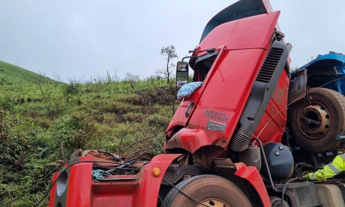 Acidente deixou cabine da carreta destruída -  (crédito: Reprodução/Redes Sociais)